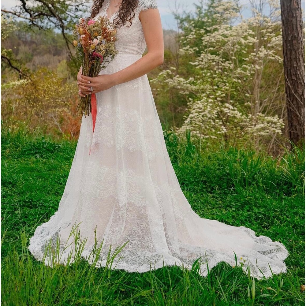Melissa Sweet size 8~off white (rosey under layer) lace wedding dress